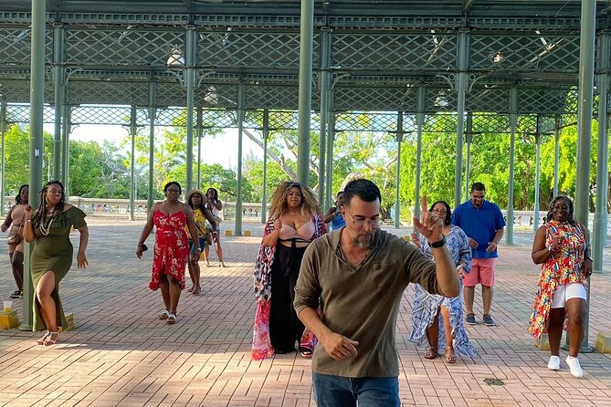 Learn Salsa In Paradise San Juan Puerto Rico - Group dynamics: couples, solo dancers, shy kids, and first-timers