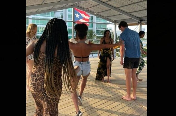 Learn Salsa in San Juan - Vivid beginner lesson - The Small Group Advantage: More Attention, Less Standing Around