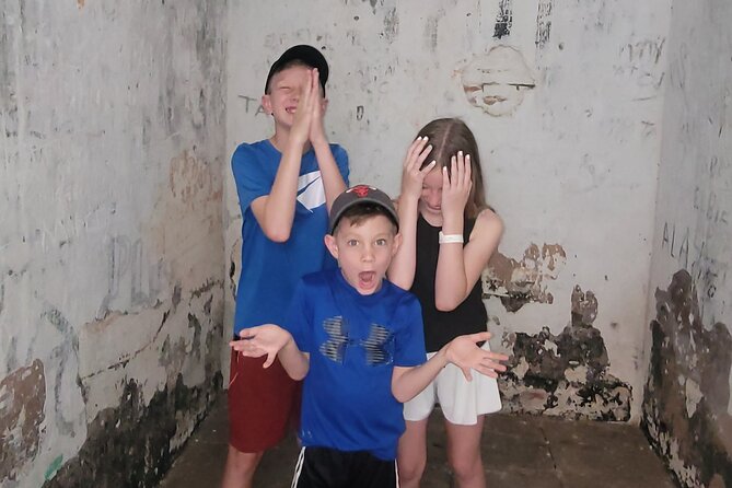Old San Juan Family Fun Tour: Science/History/ Yummy treats - Calle del Cristo: monuments, inner courtyards, and store time